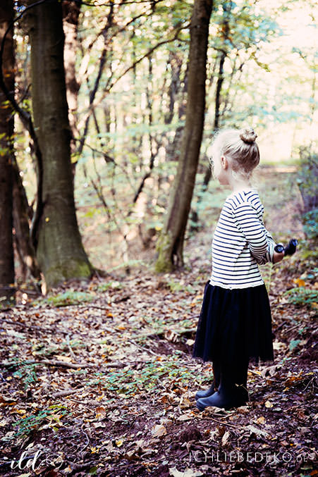 Beobachten-mit-Kindern-im-Wald