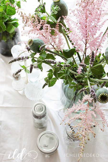 Frische-Sommerblumen-als-Tischdeko