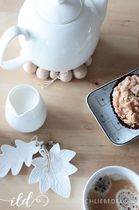 Kaffee-und-Kuchen-auf-weißem-Geschirr