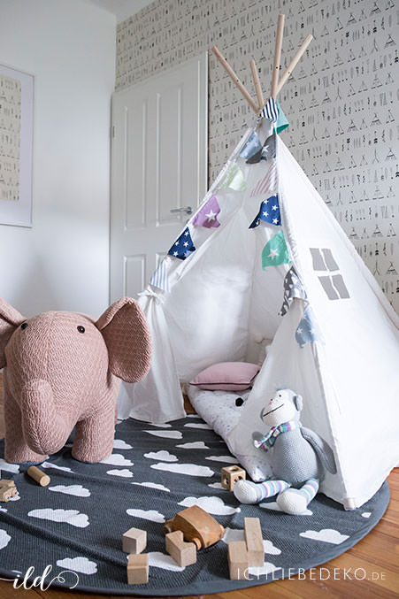 Kinderzimmer-mit-Tipi-und-Haekrlelefant-als-hocker