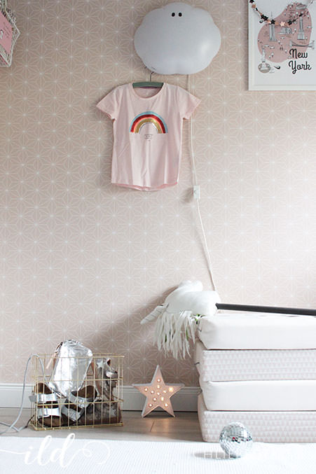 Mädchenzimmer-in-Pastellrosa-mit-einem-Hauch-Glitzer