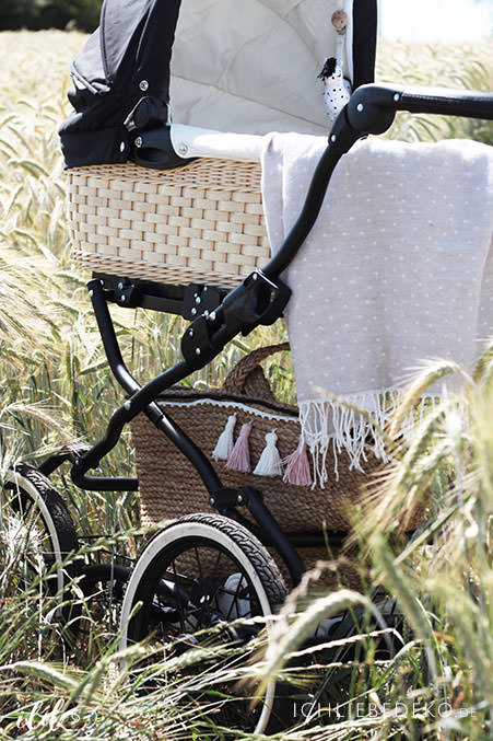 Mit-Kinderwagen-unterweh-im-Sommer