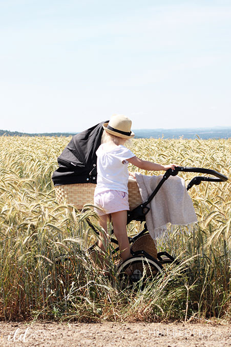 Sommerspaziergang-im-Kornfeld-mit-Retro-Kinderwagen