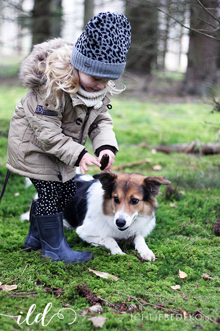 spaziergang-mit-kind-und-hund