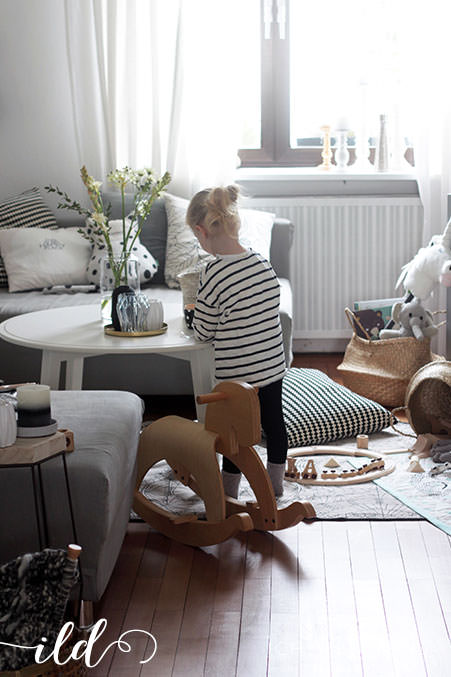 Wohnzimmer-als-Spielbereich-für-Kinder