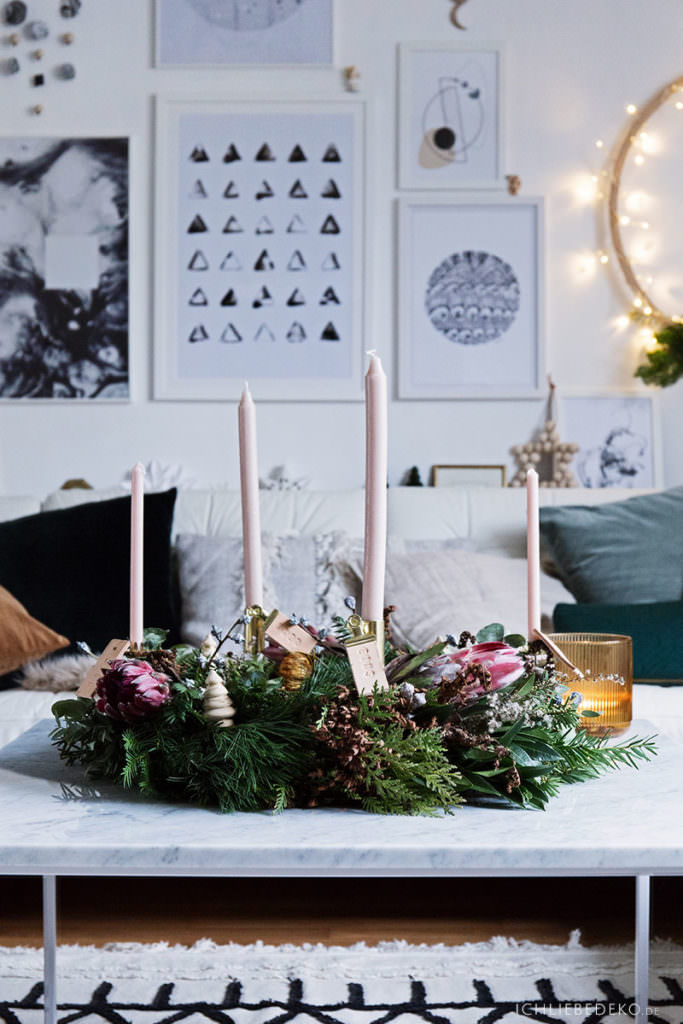 moderner DIY Adventskranz aus Tannengrün und Eukalyptus