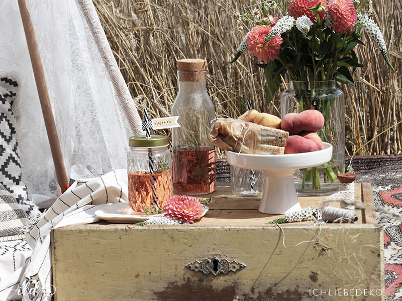 antike-schublade-als-tisch-beim-sommerpicknick