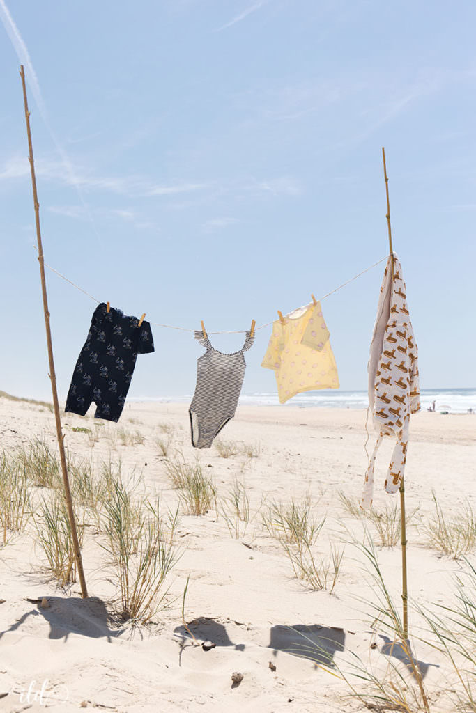 badesachen-fuer-kinder-am-strand-trocknen