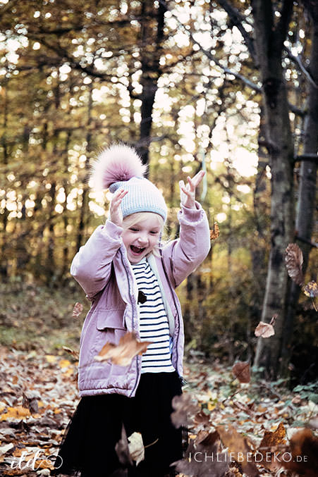 blaetterkonfettispiel-mit-kindern-im-wald