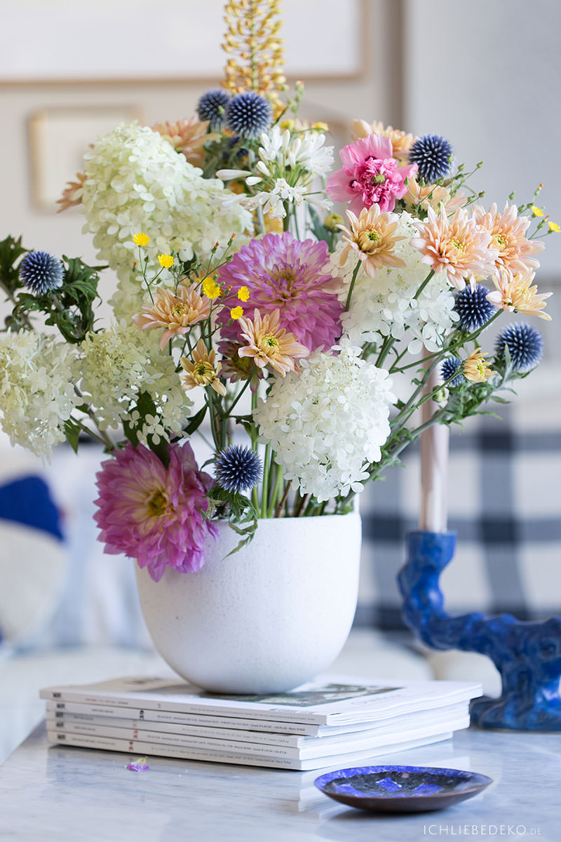 blumenarrangement-in-ferm-living-flower-pot