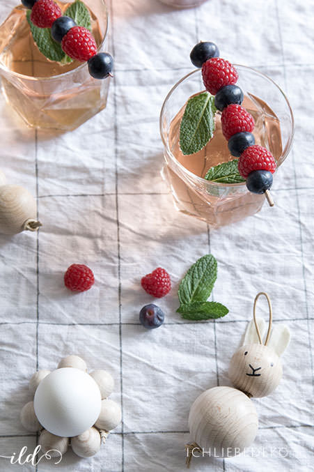 cocktail-mit-beeren-zum-osterbrunch