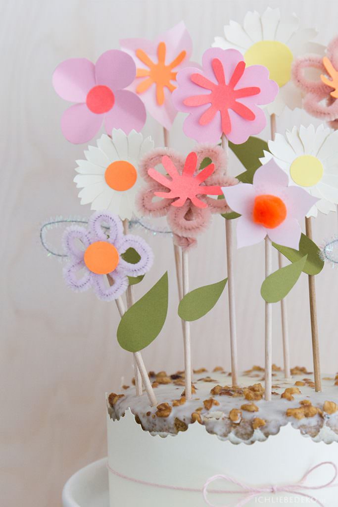 diy-papierblumen-caketopper-in-fruehlingsfarben