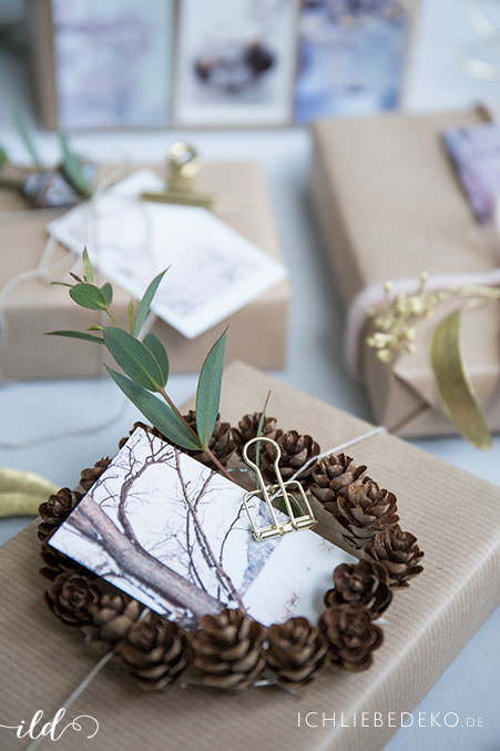 diy-tannenzapfenkranz-als-deko-fuer-weihanchtsgeschenkverpackung