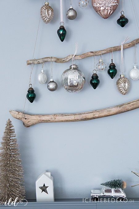 diy-weihnachtsbaum-aus-aesten-mit-vintage-baumkugeln