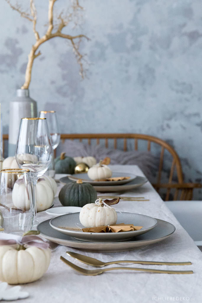 elegante-herbsttischdeko-mit-steingutgeschirr-und-glaesern-mit-goldrand