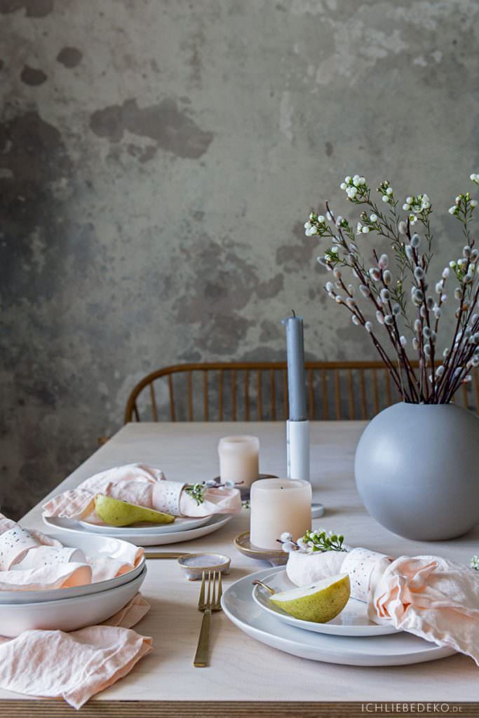 gedeckter Tisch in zarten Frühlingsfarben