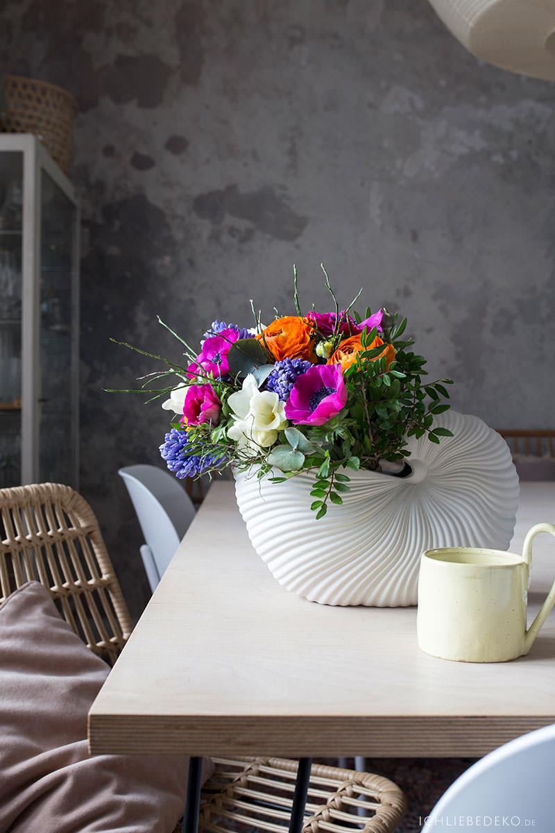 fruehlingsblumen-in-ferm-living-shellpot