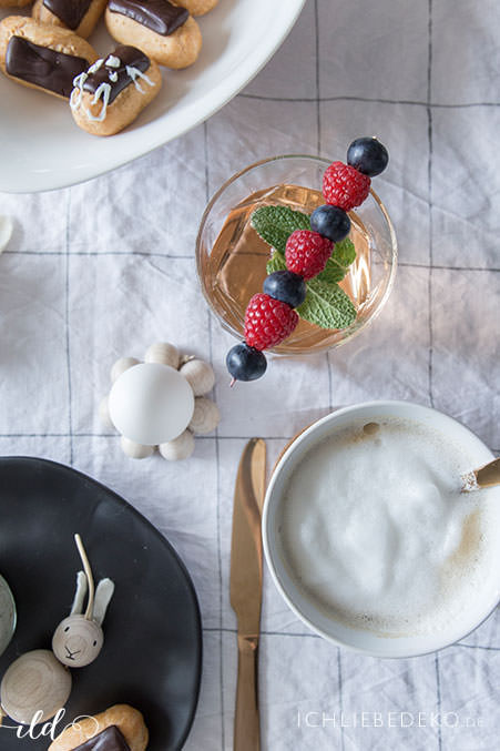 fruehstuekstisch-mit-cappuccino-und-cocktail-mit-beeren