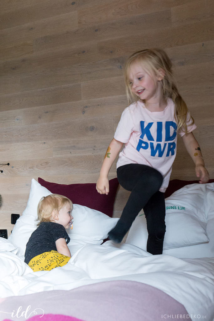 funtime-mit-kindern-im-hotelbett