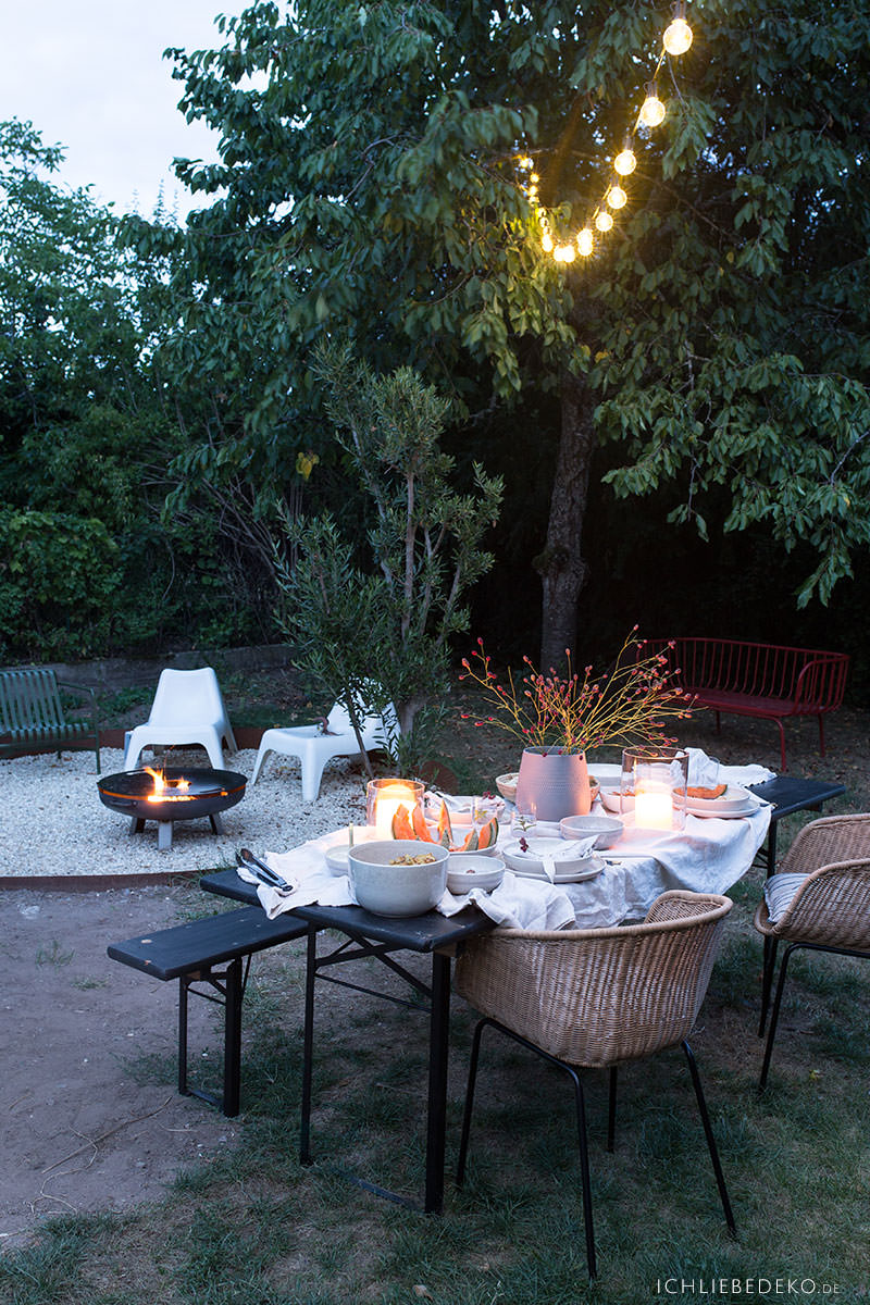 gemuetlicher-sommerabend-im-garten