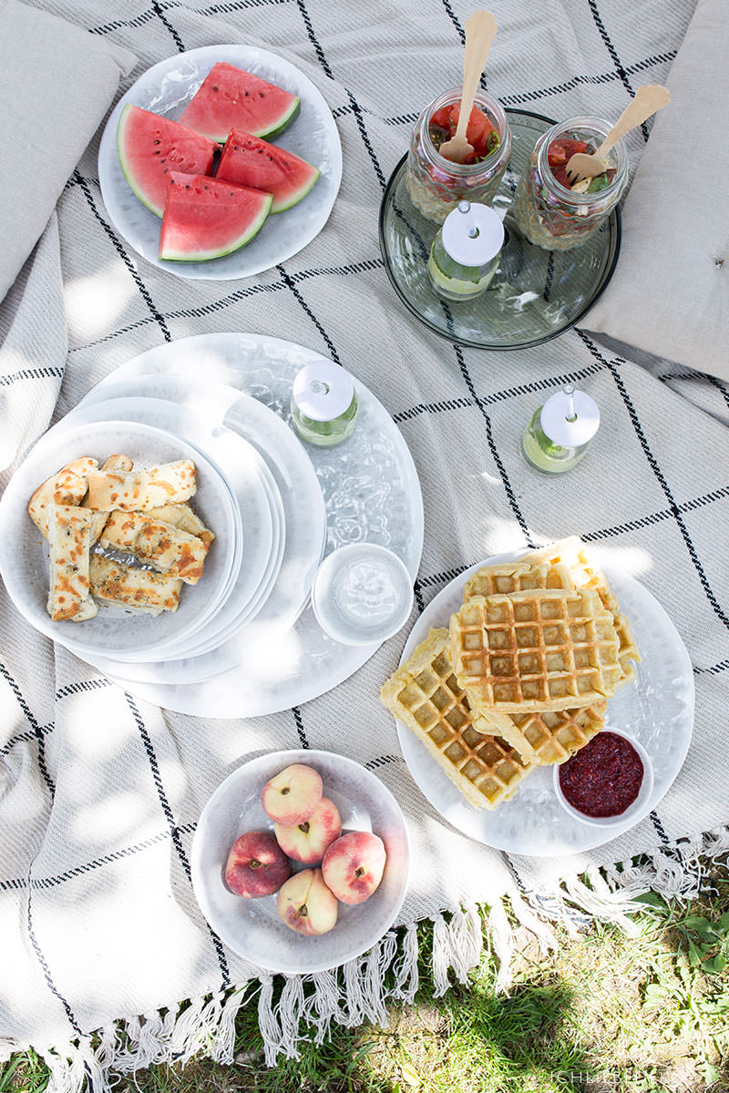 gemütliches Picknick im Garten