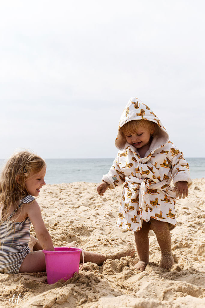 geschwisterspass-am-strand-in-frankreichgeschwisterspass-am-strand-in-frankreich