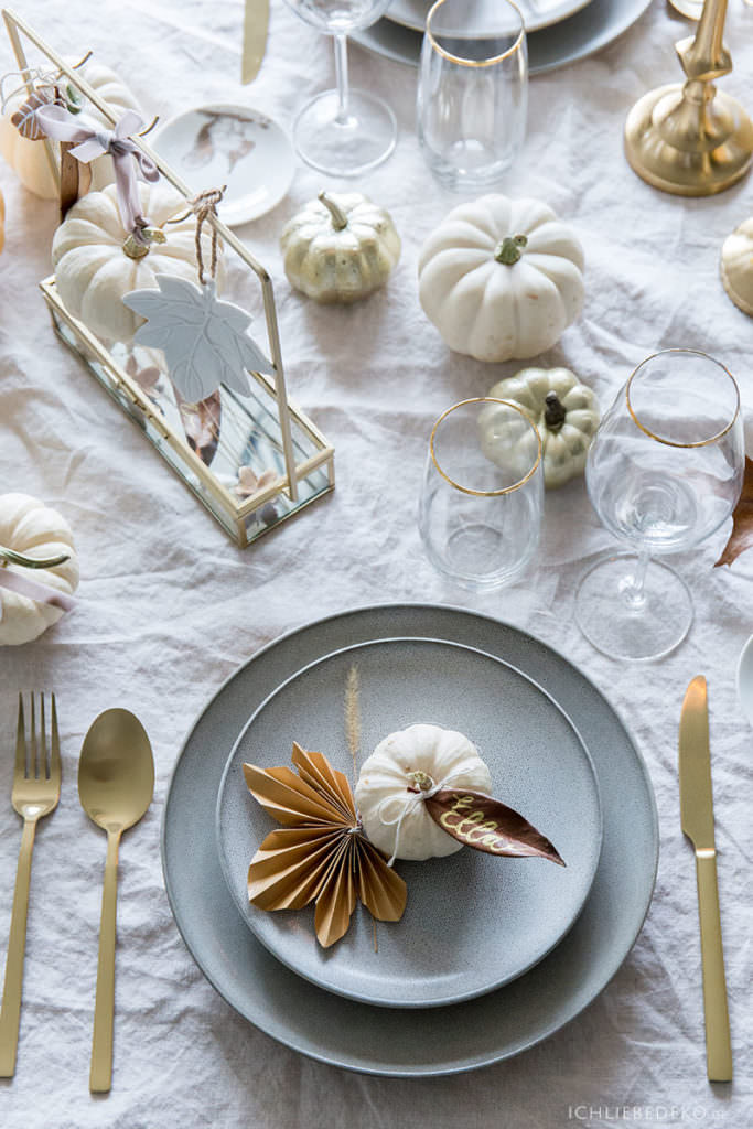 herbsttischdeko-mit-babyboo-kuerbissen-gold-steingutgeschirr