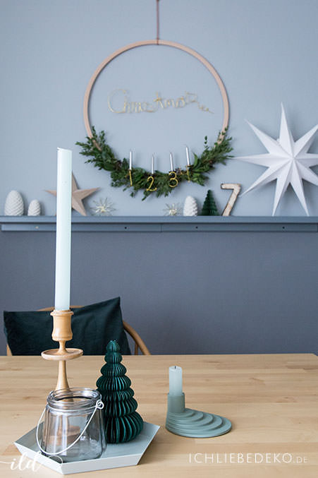 hyggeliges-esszimmer-mit-diy-adventskranz-aus-eukalyptus-und-holzring