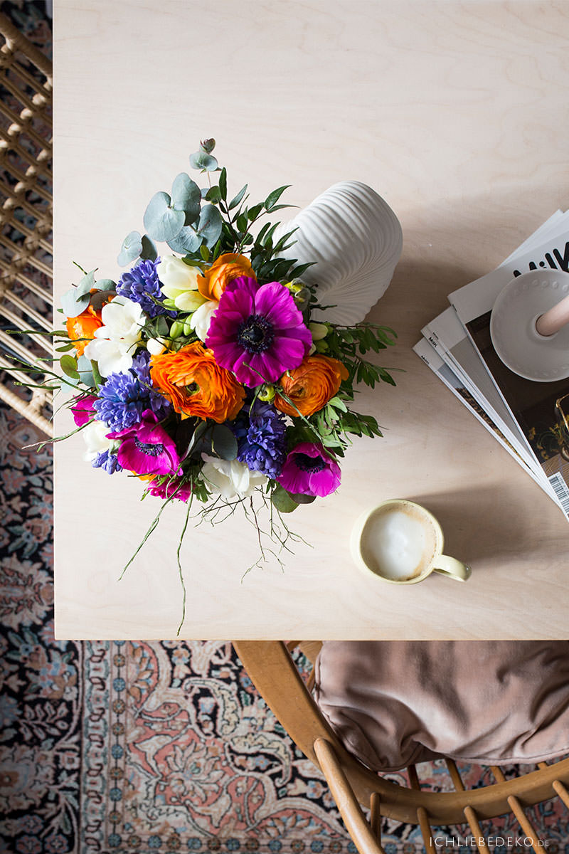 kaffeepause-mit-zeitschriften-und-fruehlingsblumen