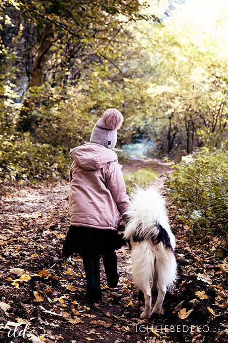 kind-und-hund-als-beste-freunde