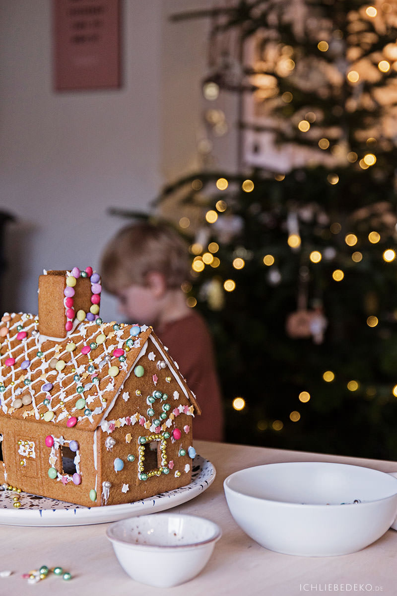 lebkuchenhaus-mit-kindern-selbst-verzieren