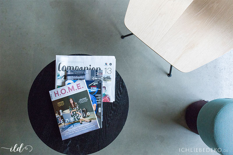 leseecke-mit-zeitschriften-im-hotelzimmer