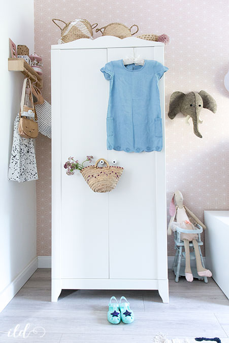 maedchenzimmer-mit-kleiderschrank-und-sommeroutfit