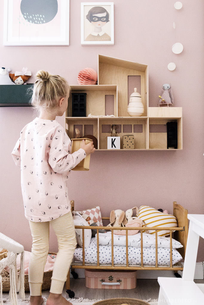 maedchenzimmer-mit-puppnhaus-und-puppenmoebeln-aus-holz