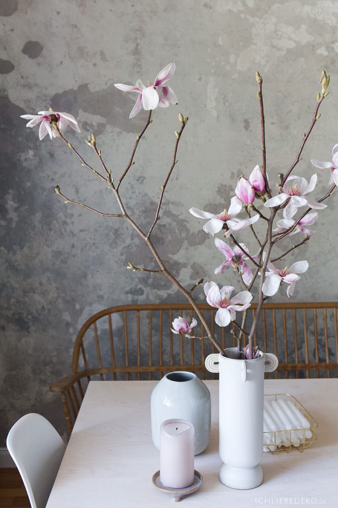 magnolienzweig-in-vase-von-ferm-living