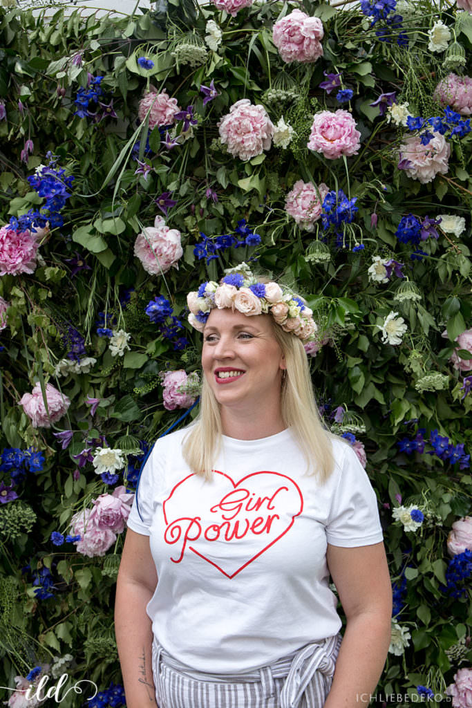 midsommar-blumenmaedchen-vor-flowerwall