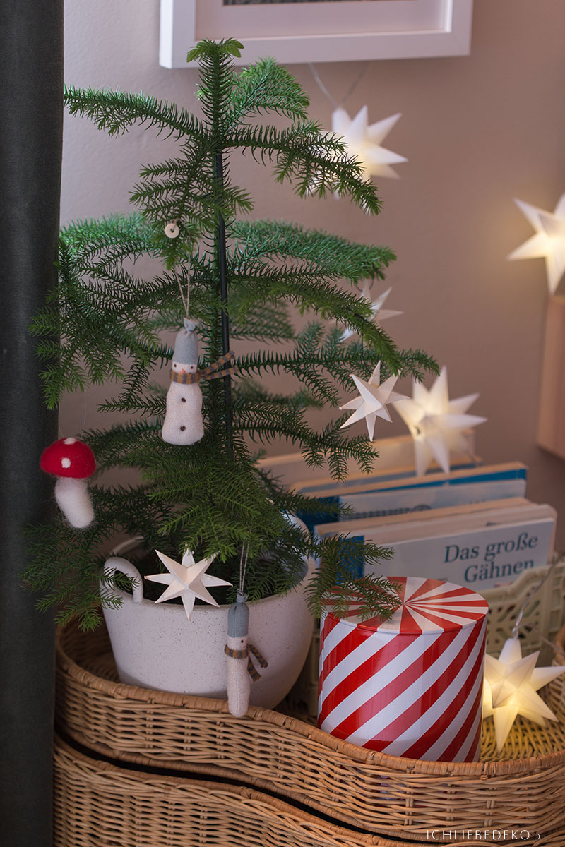 mini-weihnachtsbaum-im-kinderzimmer