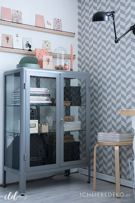 modernes-arbeitszimmer-im-skandi-look-mit-metallschrank-und-diy-bilderleiste