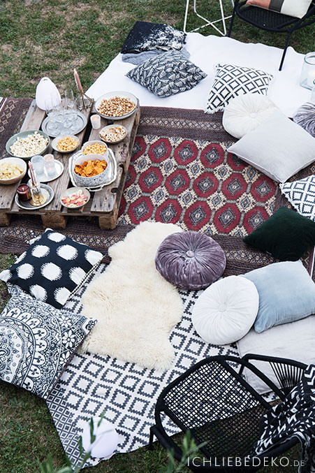 open-air-kino-im-garten-im-boho-look