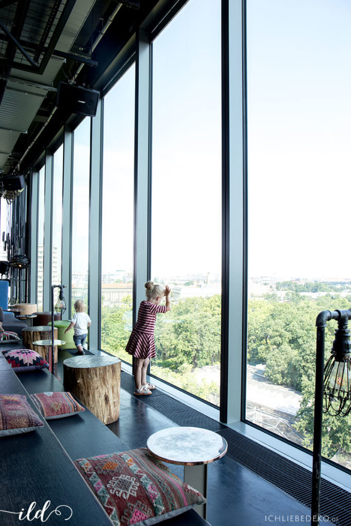 panoramafenster-mit-blick-auf-den-zoo-25-hours-berlin