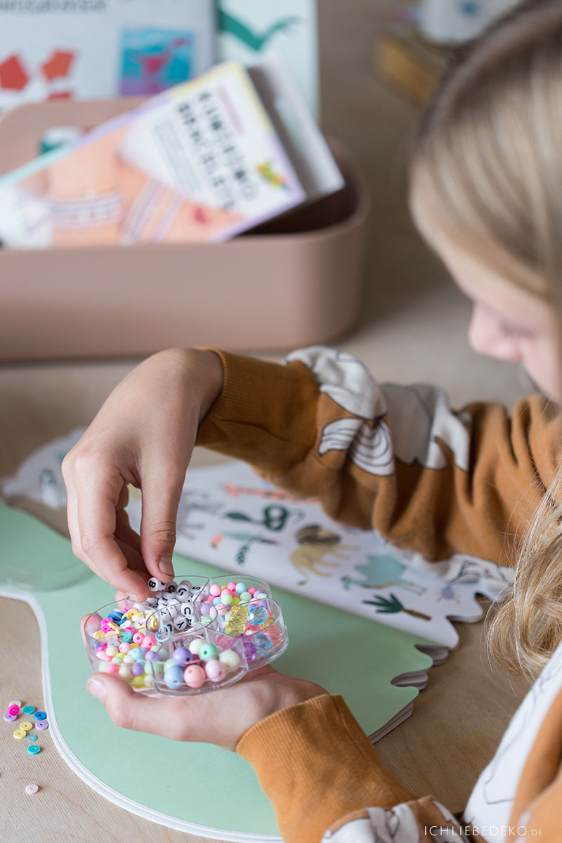 perlenarmbaender-basteln-mit-kindern