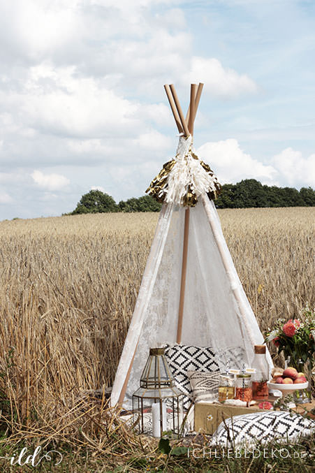 picknick-im-boho-stil-mit-tipi-im-feld