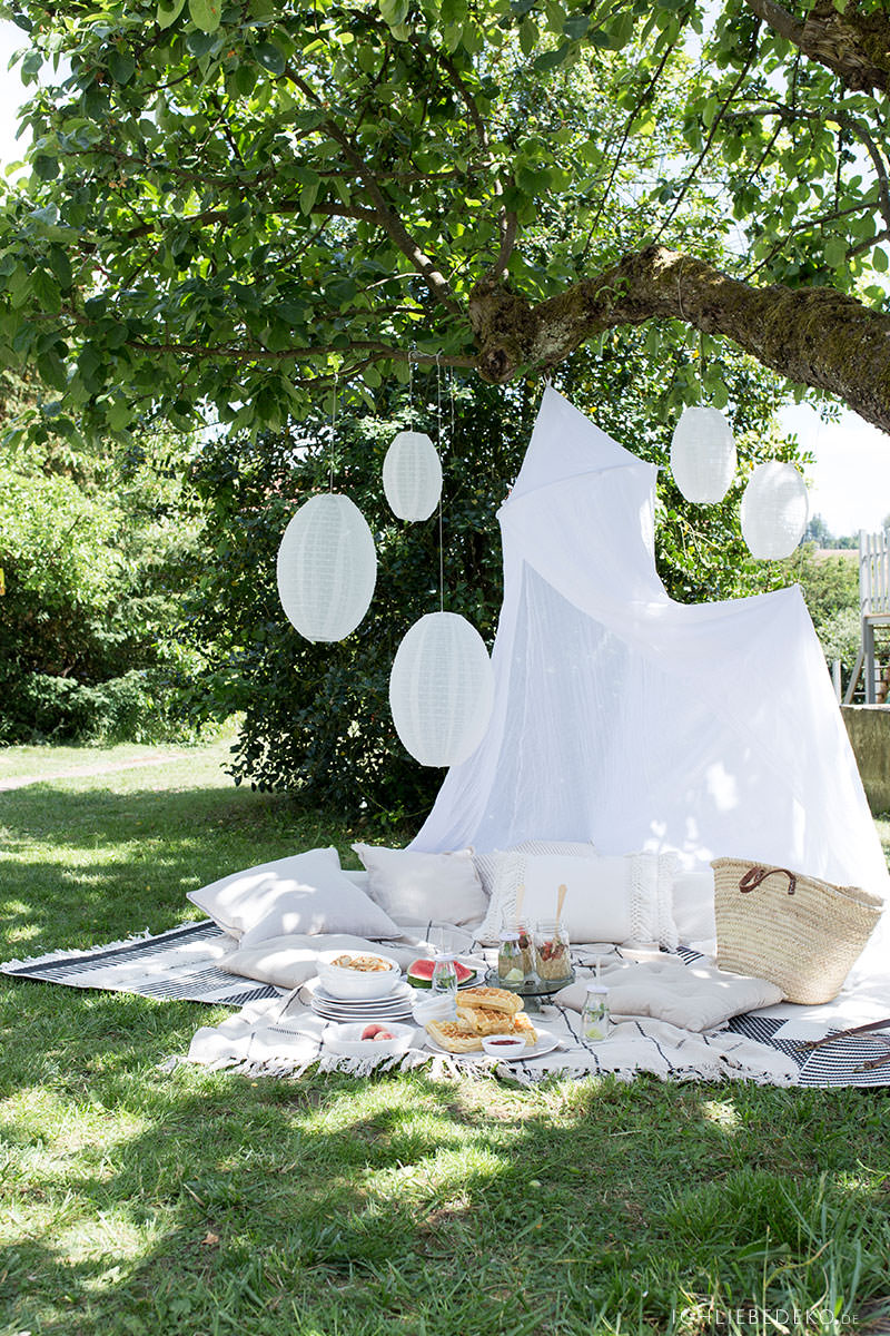 picknick-im-garten-mit-baldachin-und-lampions