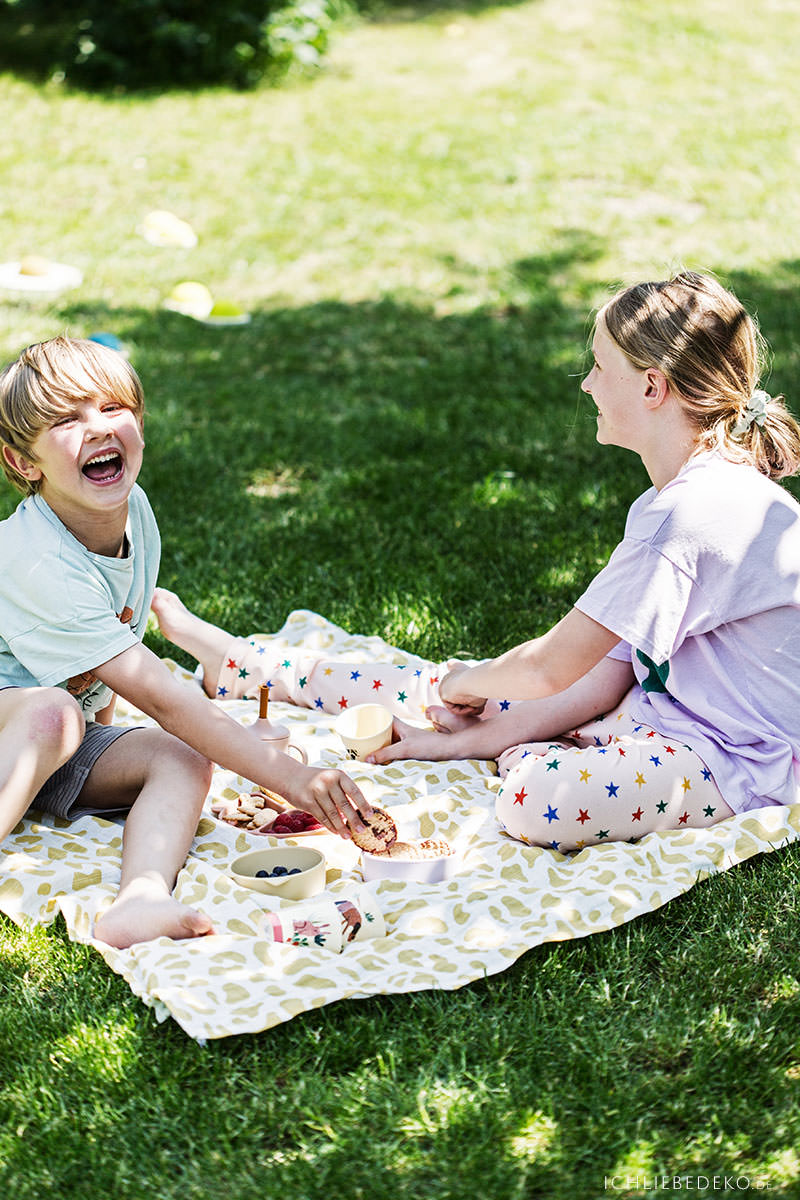 picknick-im-garten-mit-kindern