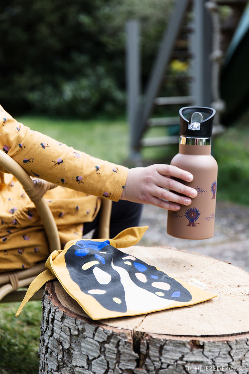 picknick-im-garten-mit-kindern