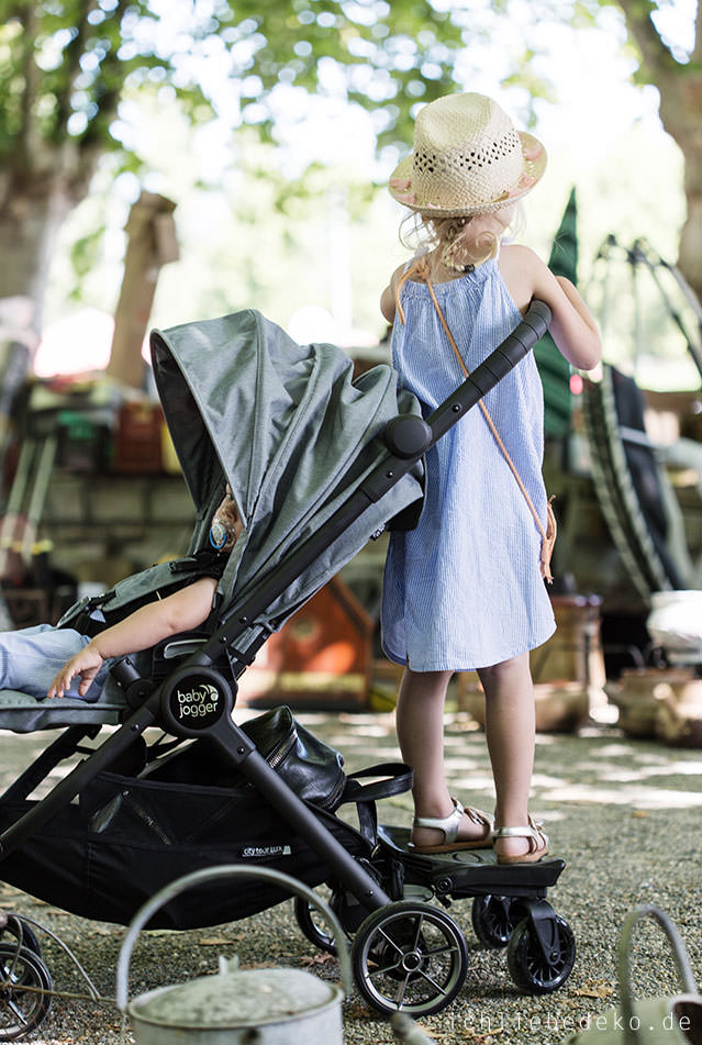 praktischer-bugggy-fuer-urlaub-mit-zwei-kindern-von-baby-jogger