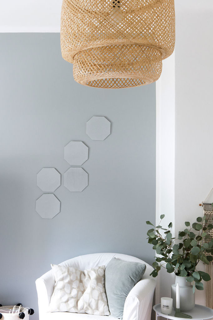 schlafzimmer-mit-rattanlamp