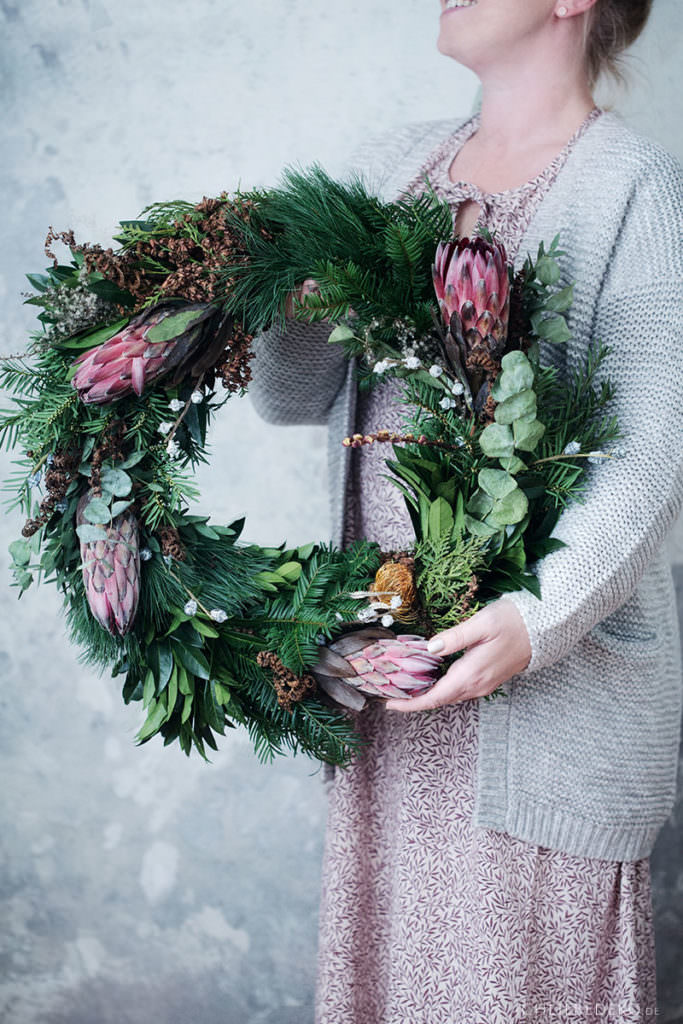 großer Adventskranz mit Eukalyptus und Protea