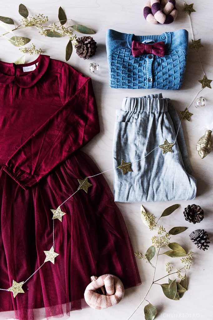 Flatlay festliches Weihnachtsoutfit für Kinder