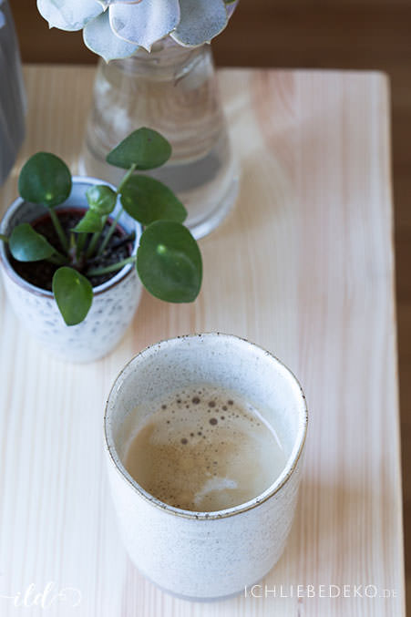 slowliving-mit-kaffee-und-pilea